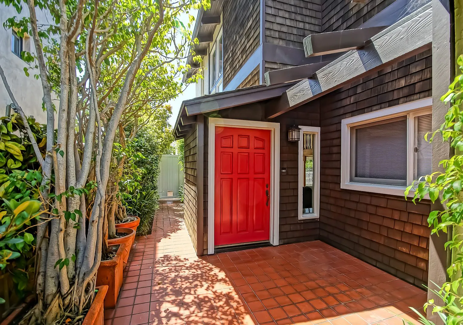 Available For 3 Months (Or More Tbd) - Charming & Fully Furnished, Hilltop Home W/ Large Rear Yar... — Photo 4