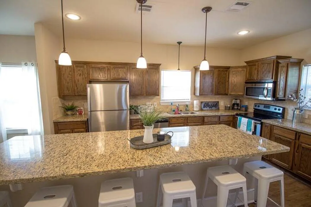 4 bed, 4.5 bath, 2171 sqft, $4,895 — Photo 3