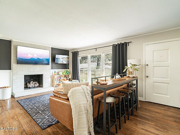 4th image of 2449 Kantebury Dr