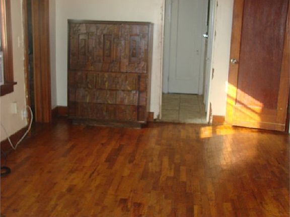 5th image of 300 N Western