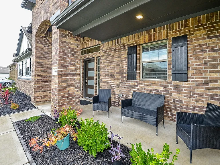 Spacious, covered front patio