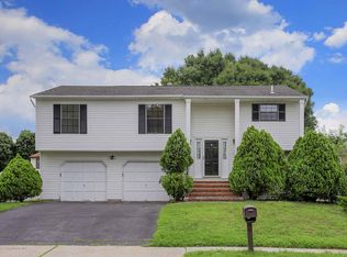 9 Sweetbriar Trl, Howell, NJ 07731