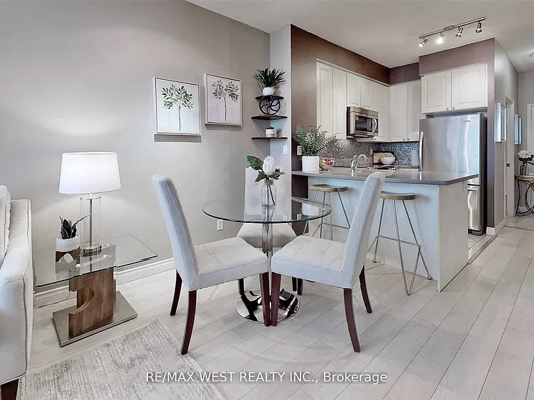 555 Yonge St #604 — Photo 5