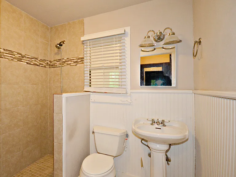 1402 E Chaffin St — Photo 17