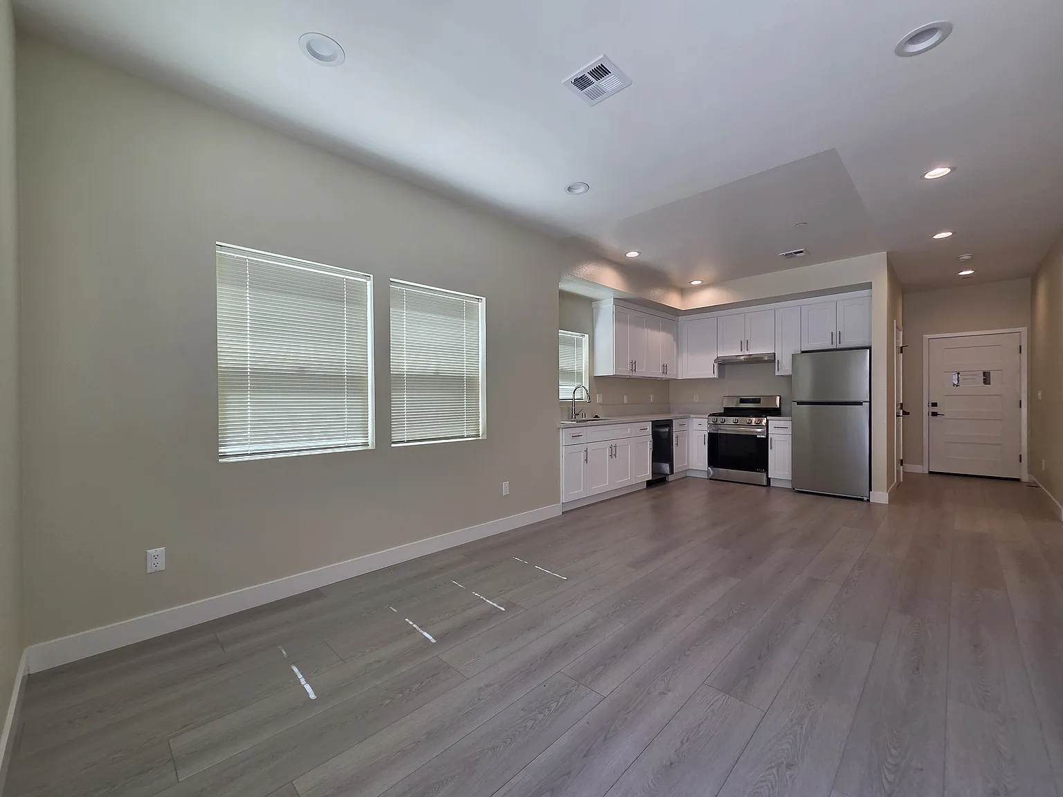 4 bed, 1689 sqft, $3,500 — Photo 3