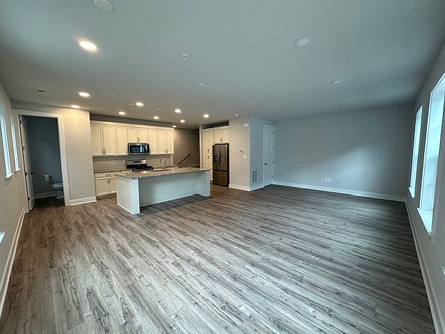 cabinets in a vanilla finish, granite countertops and brand new stainless steel appliances (microwave/Dishwasher/refrigerator)