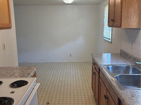 3rd image of 4546 NE Kelsey Rd