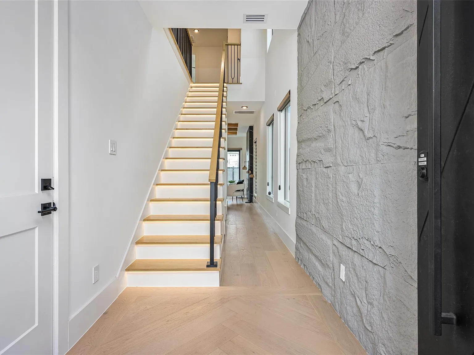 4 bed, 4.0 bath, 2200 sqft, $3,750 — Photo 4