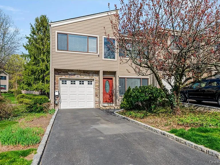 98 Lisa Dr — Photo 22