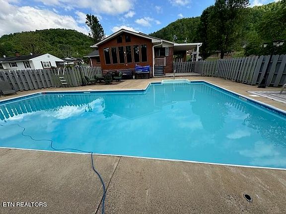 3rd image of 216 Willow Ave