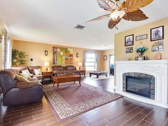 2nd image of 4228 Holly Dr