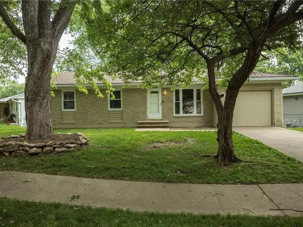 2105 Calumet Dr, Independence, MO 64057