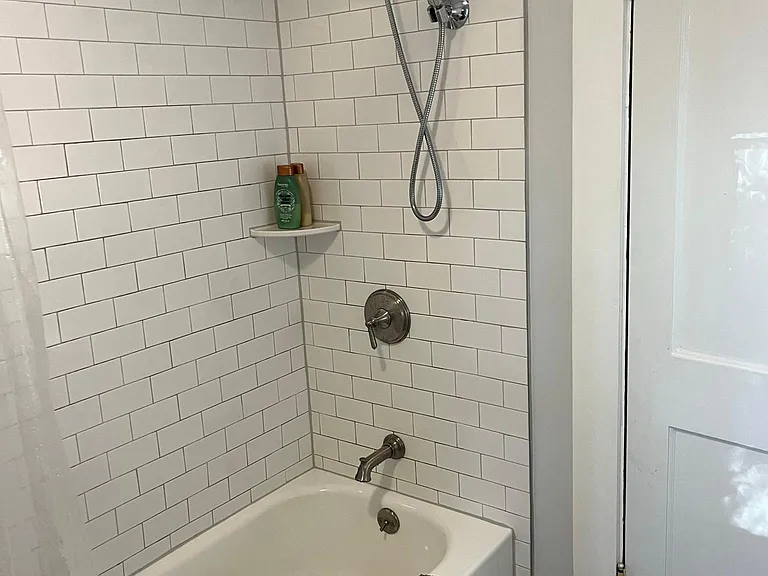 2nd level tub/shower