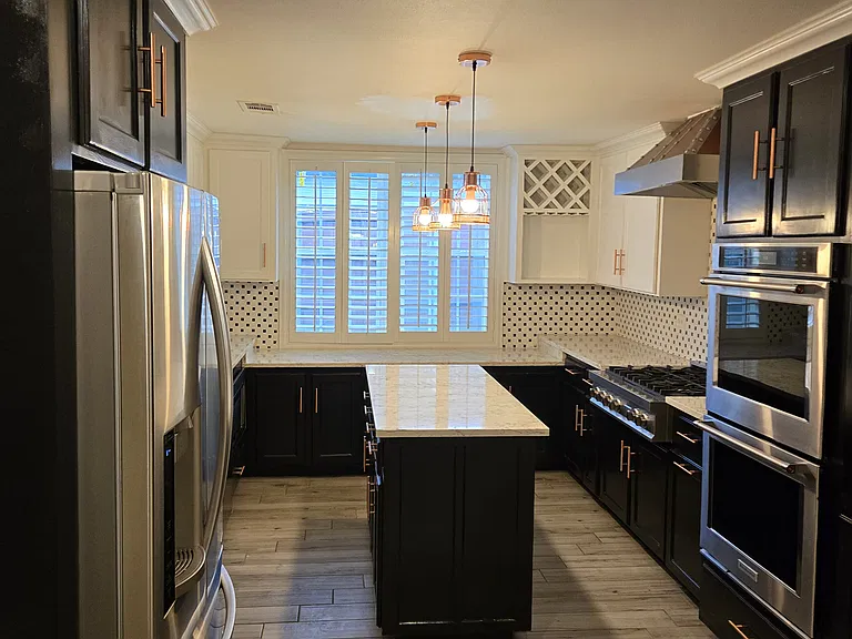 715 S Barnett Ave — Photo 4