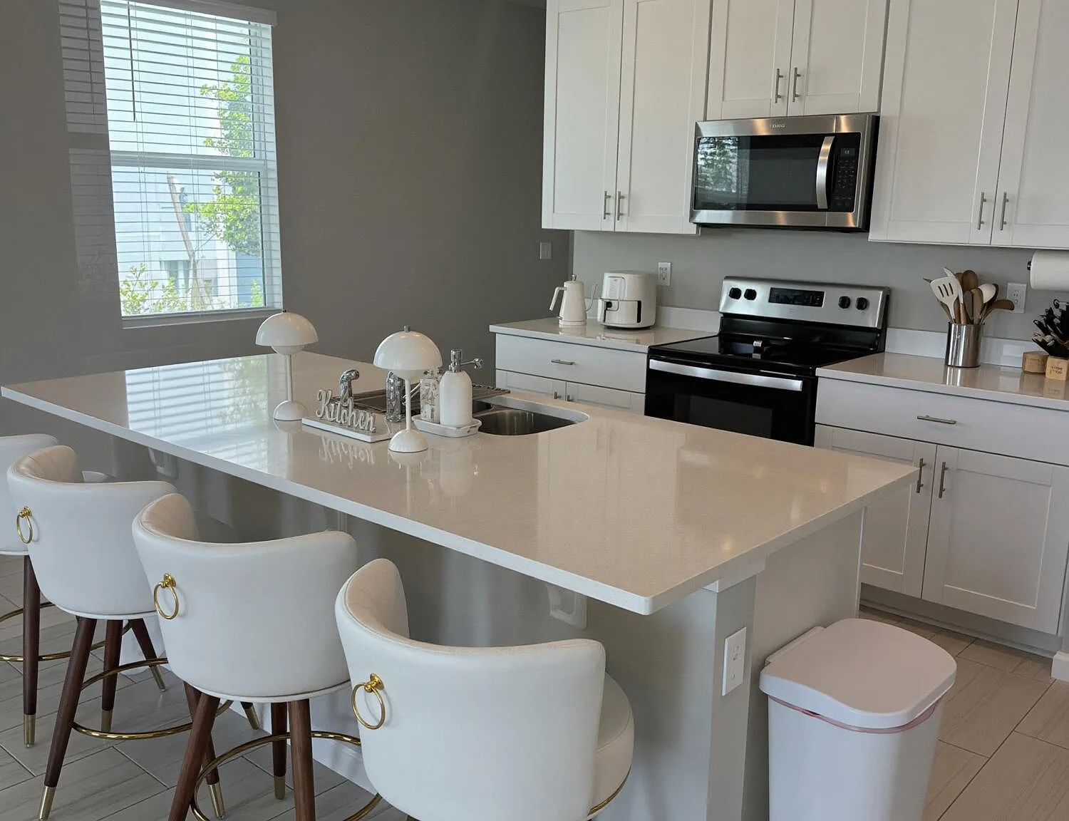 3 bed, 2.5 bath, 1808 sqft, $3,200 — Photo 4