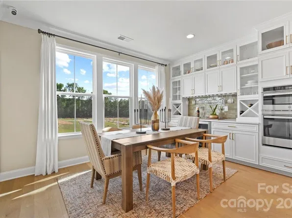 6023 Towering Oaks Dr, Charlotte, NC 28205