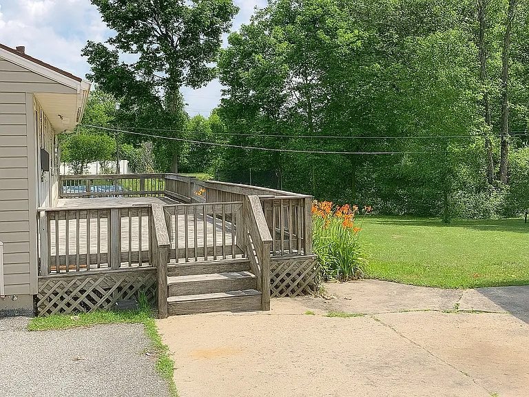 511 W Buckingham Dr — Photo 2