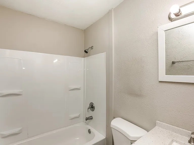 686839_029_bathroom_13138994.jpg