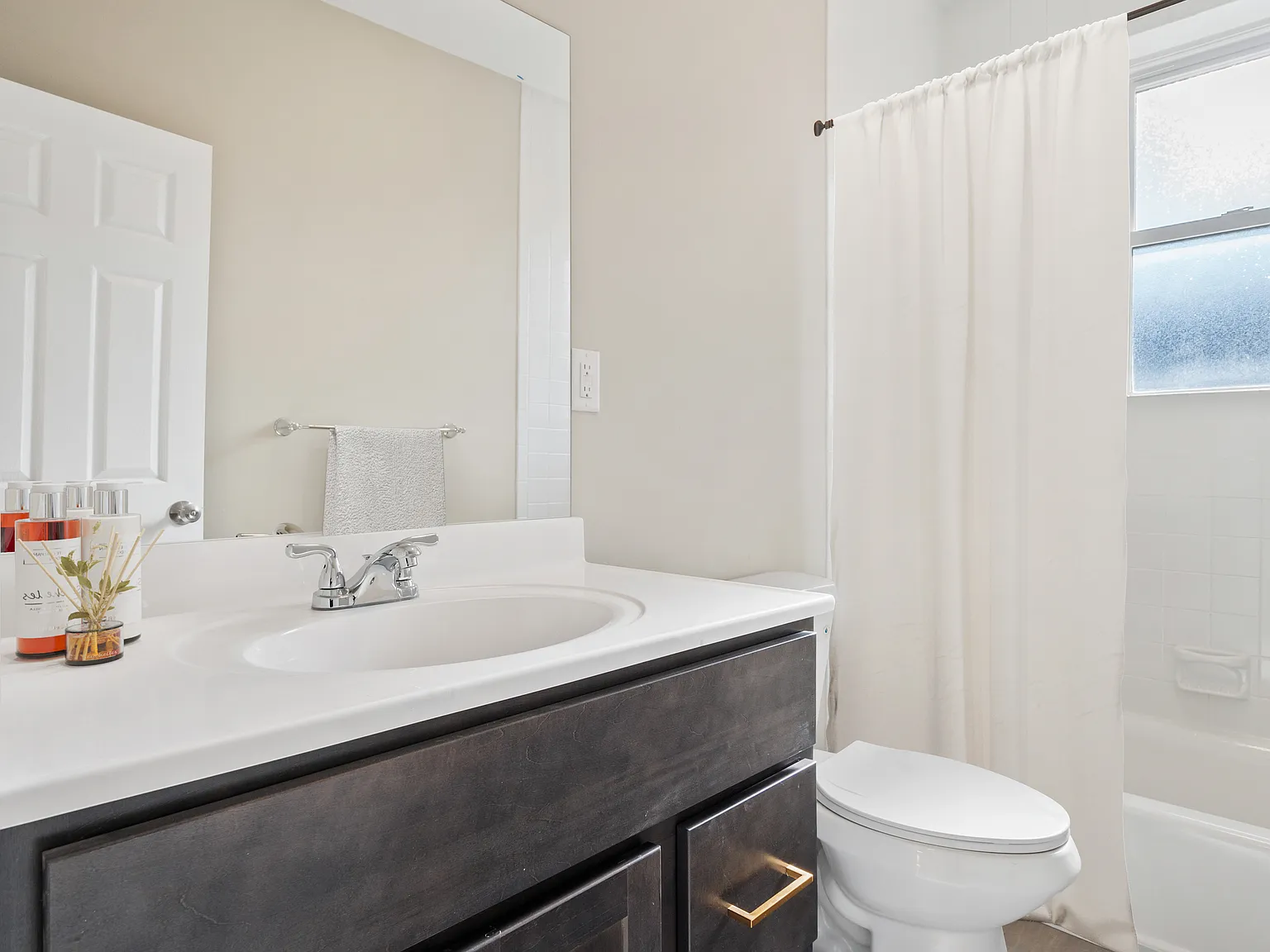 4368 Lindell Blvd — Photo 2