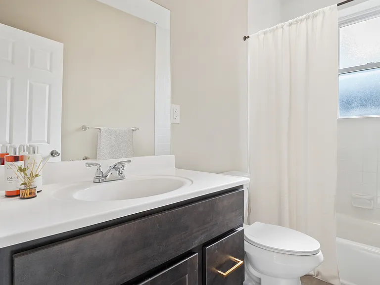 4372 Lindell Blvd — Photo 2