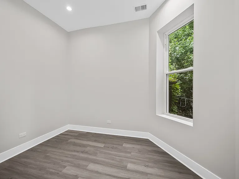 6547 S Saint Lawrence Ave — Photo 9
