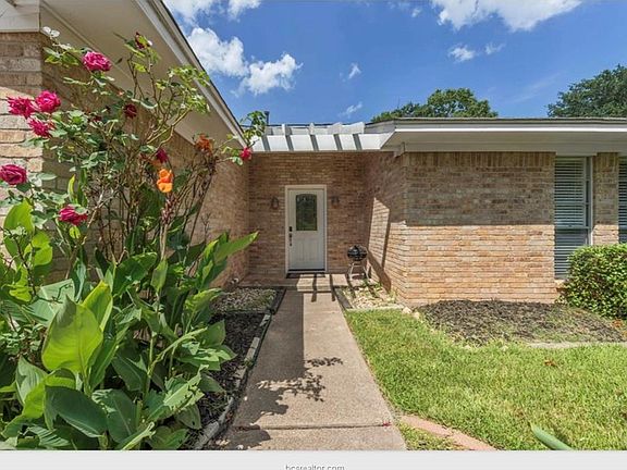 2nd image of 3009 Longleaf Dr