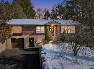 110 Lakeshore Dr, Oakland, NJ 07436