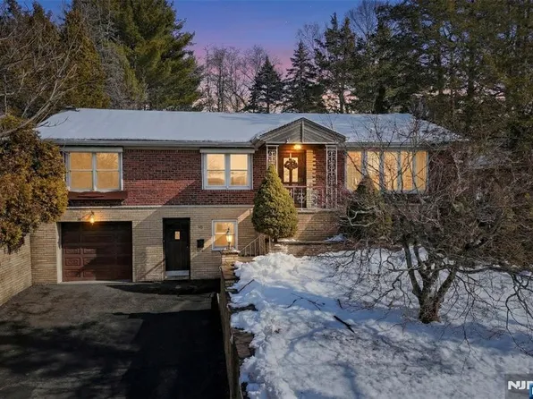 110 Lakeshore Dr, Oakland, NJ 07436