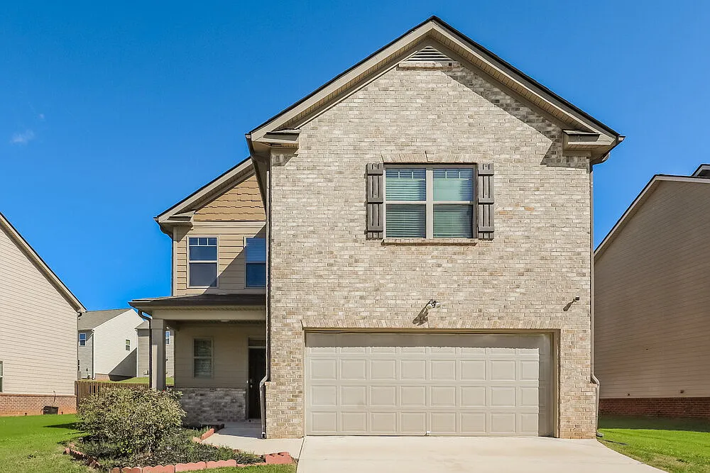 5 bed, 3.0 bath, 2468 sqft, $2,220 — Photo 1