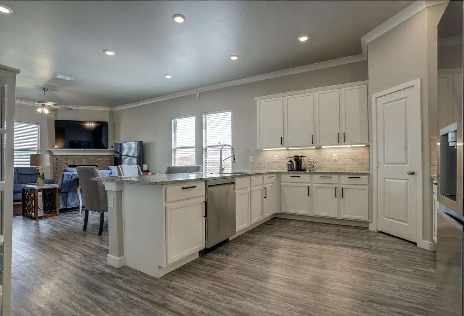 3 bed, 2.0 bath, 1797 sqft, $2,100 — Photo 3