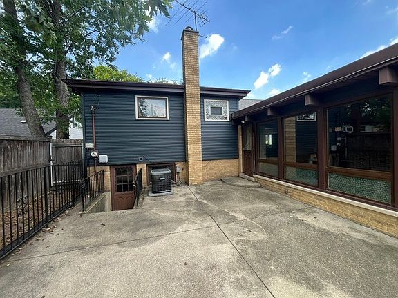 4th image of 5009 W 101st St