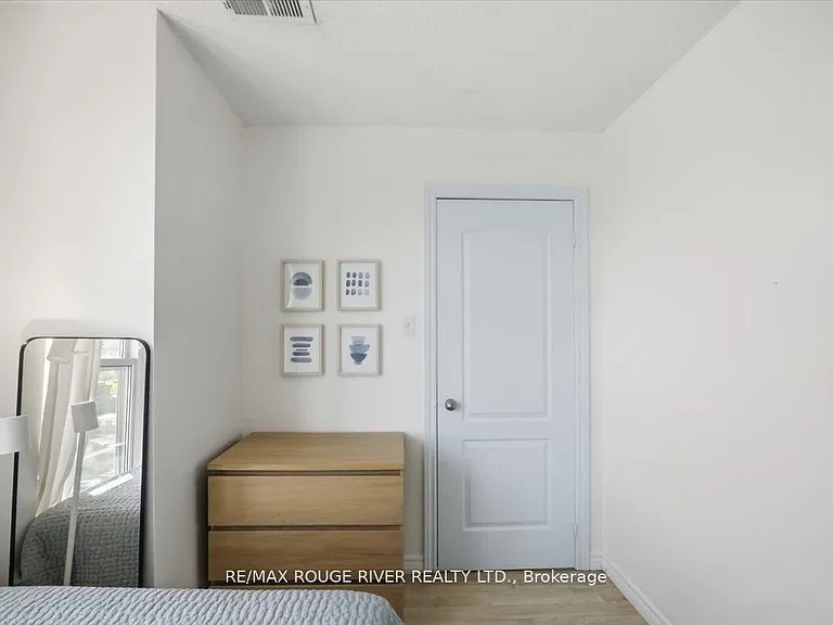 135 James St S #1401 — Photo 23