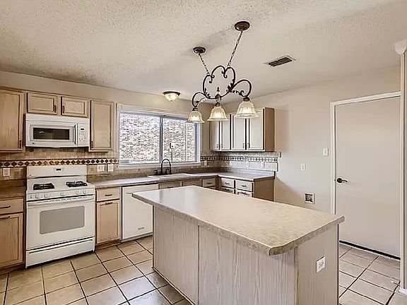4th image of 233 Aspenwood Trl