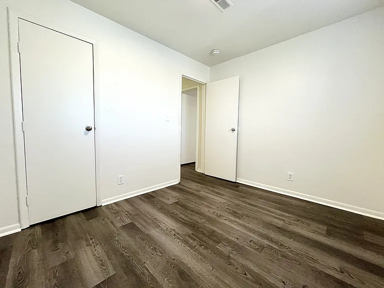 Enfield Gardens Apartments — Photo 20