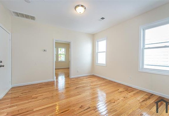 3rd image of 104-106 Grand Ave #1R