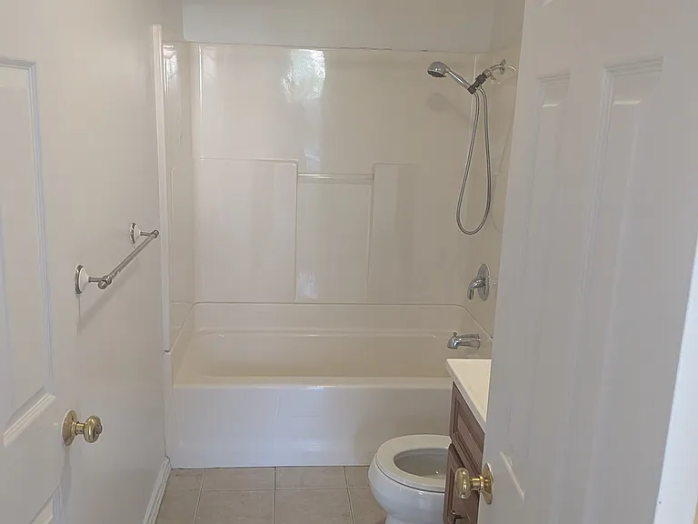 818 NE 42nd St #1 — Photo 9
