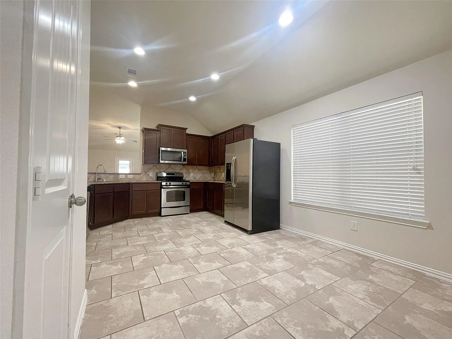 4 bed, 2.0 bath, 2005 sqft, $2,425 — Photo 4