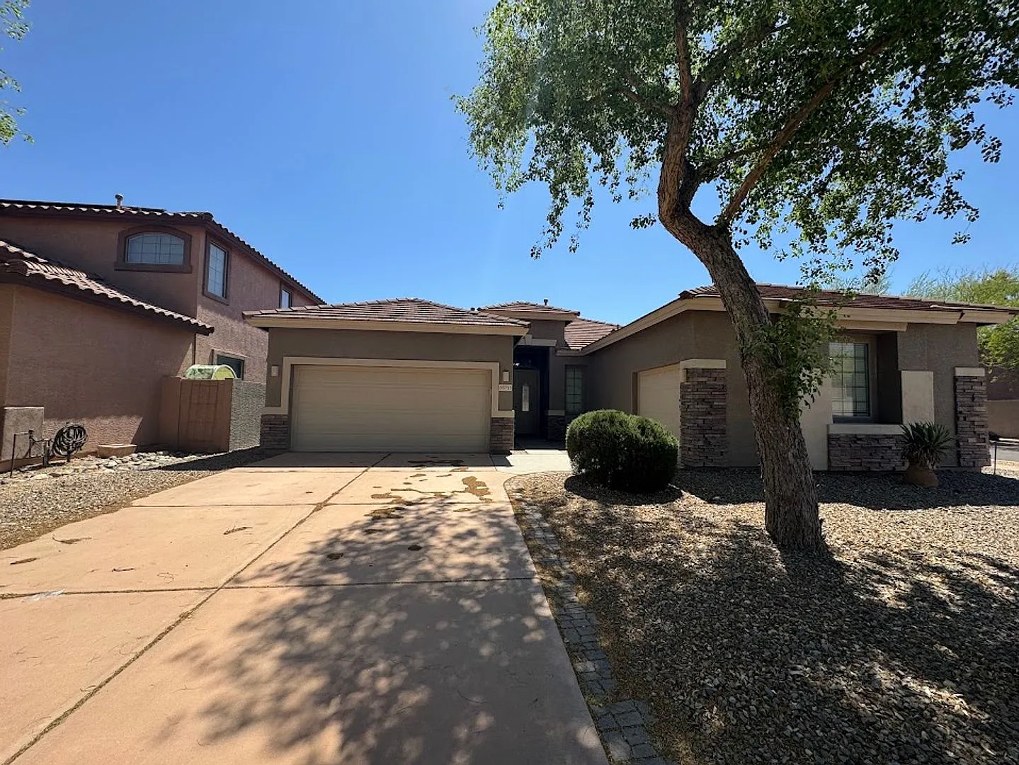 Beautiful 4 Bedroom 2 Bathroom Home In Phoenix — Photo 1