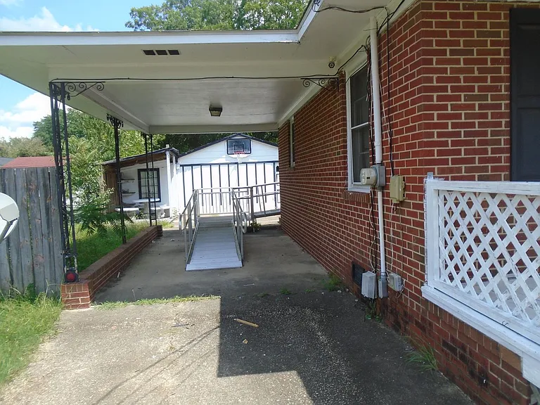 1115 Poplar Dr — Photo 3