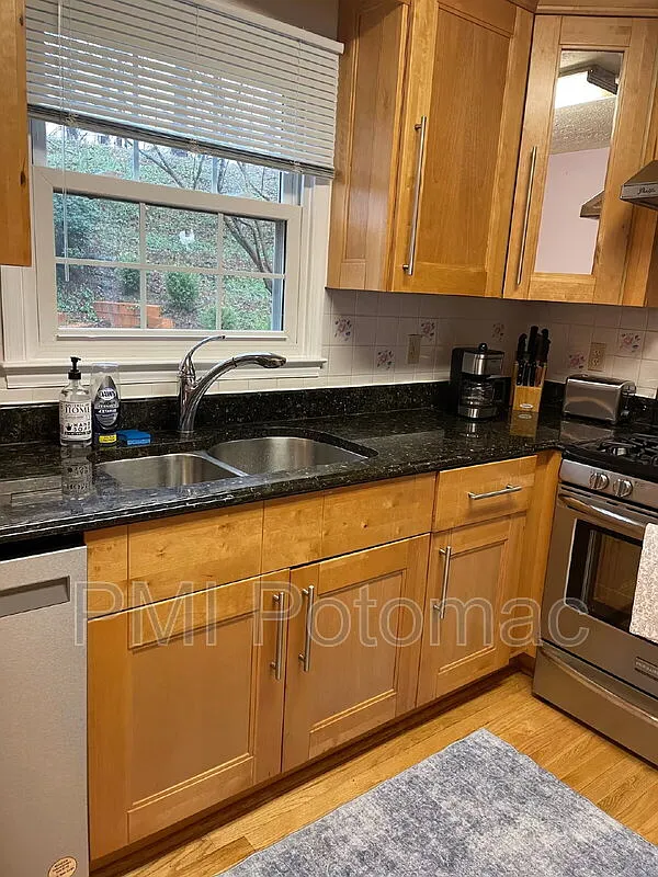 4 bed, 2.5 bath, 2360 sqft, $4,000 — Photo 3