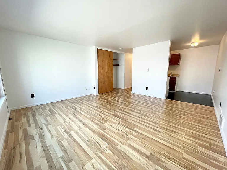 Escolier Apartments — Photo 35