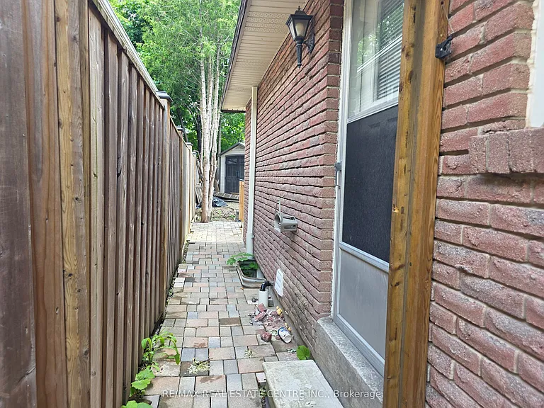 2644 Kinnerton Cres E — Photo 16