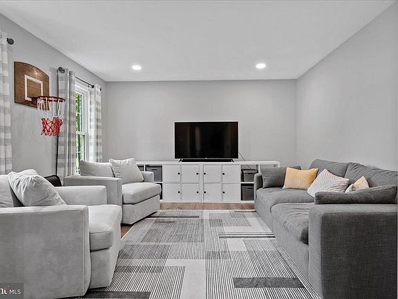 5th image of 211 Eileens Way