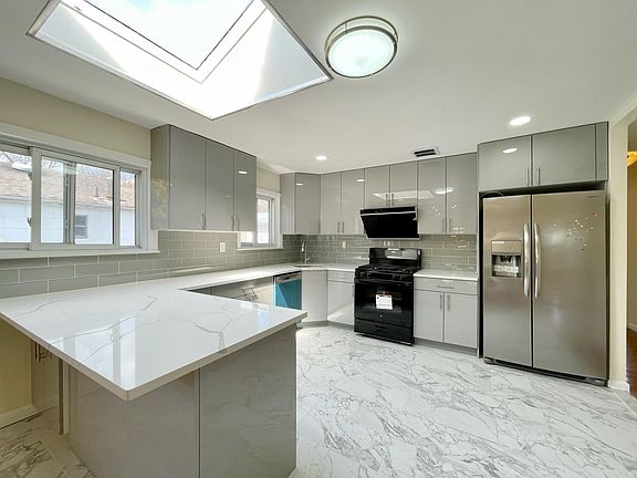 4th image of 209 Paulding Ave Floor 2