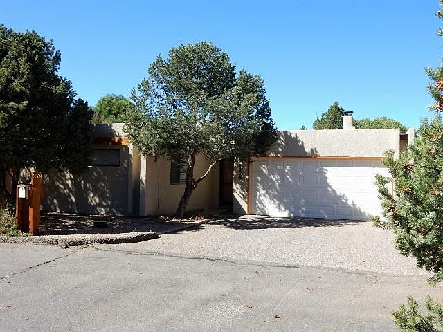 Sweet patio home nestled in a cul de sac west of Tramway Blvd.