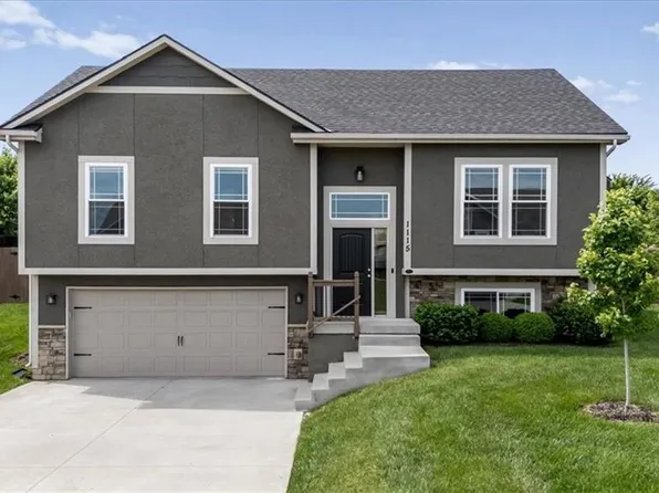 1115 SW 10th Ter, Oak Grove, MO 64075