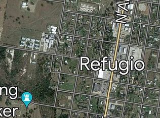904 S Alamo St, Refugio, TX 78377