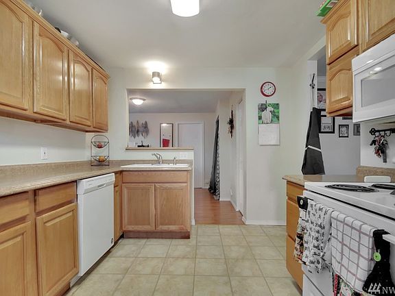 4th image of 861 S 72nd St