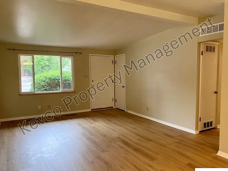 711 W Prospect Rd — Photo 5