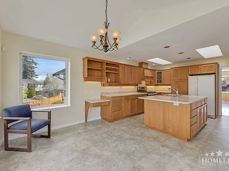 6375 187a St #UPPER HOUSE — Photo 13
